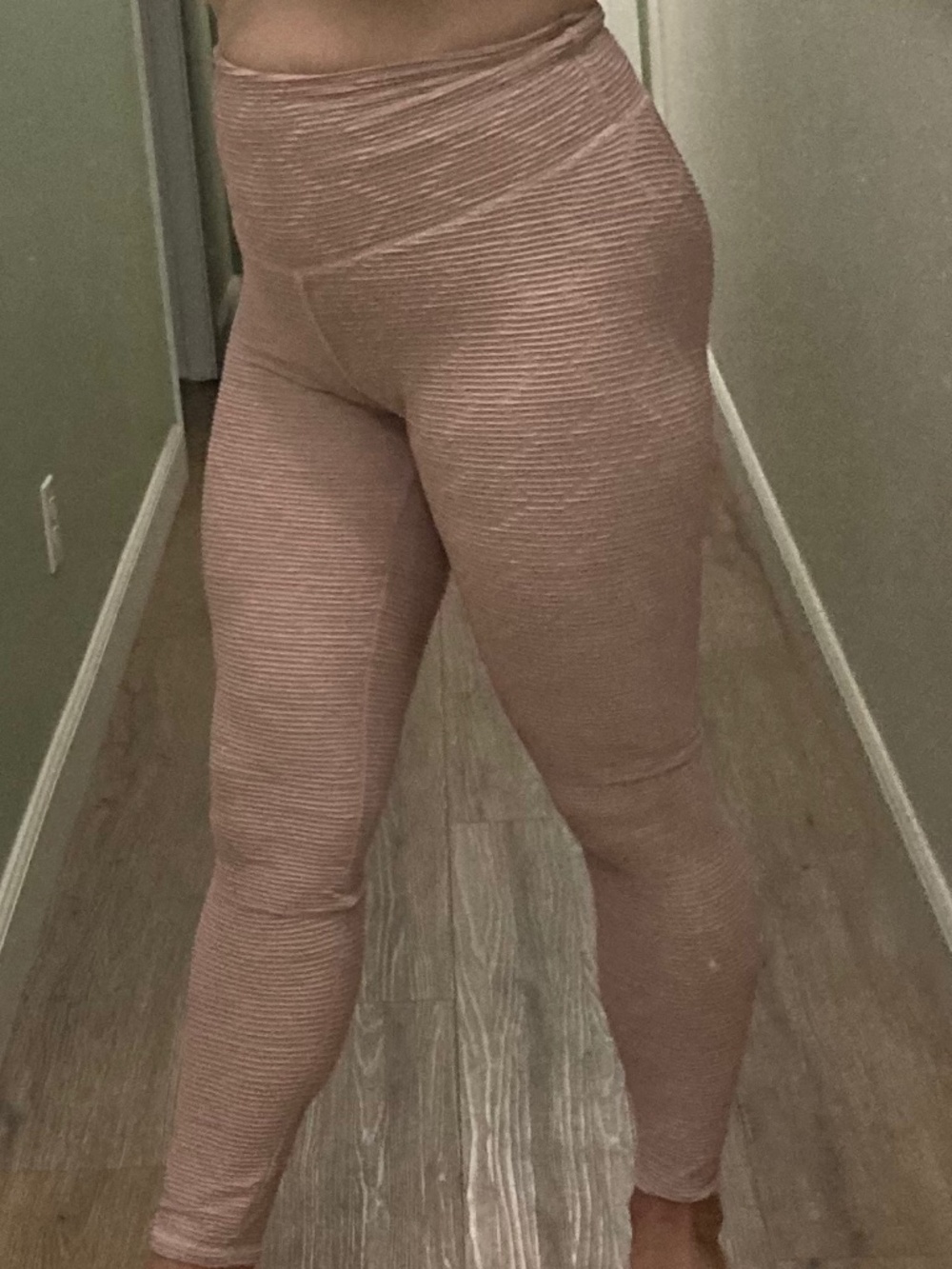 ABS2B light pink diamond textured scrunch butt leggings size large